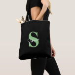 Personalisiertes, modernes Minimal Sage Green Mono Tasche<br><div class="desc">Diese moderne, elegante und minimalistische schwarze Tasche ist das perfekte personalisierte Accessoire für Bräute und Brautmädchen. Mit einem weichen, grünen Monogramm Vornamen und Vornamen in weißer Schrift verbindet es Eleganz und Praxisnähe, ideal für Hochzeitstage-Essentials oder einen stilvollen täglichen Tragekomfort. Das elegante Design fügt eine Touch Klasse hinzu, während das benutzerdefinierte...</div>