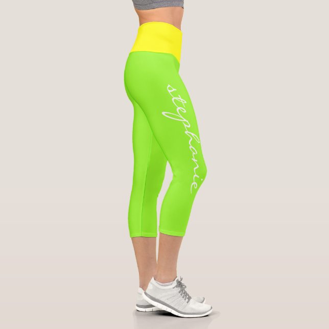 Personalisiertes, modernes Monogramm Neongelb grün Capri Leggings (Rechts)