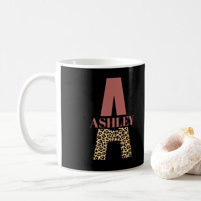 Personalisiertes Monogramm A Pink Leopard Kaffeetasse (Mit Donut)