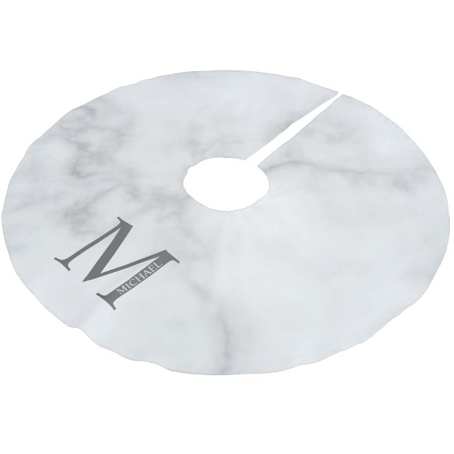 Personalisiertes Monogramm aus weißem Marmor und N Polyester Weihnachtsbaumdecke (Schrägansicht)