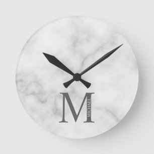 Personalisiertes Monogramm aus weißem Marmor und N Runde Wanduhr