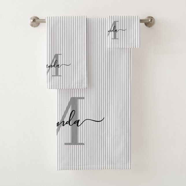 Personalisiertes Monogramm Grau & Weiße Streifen Badhandtuch Set (Insitu)