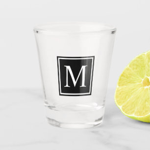Personalisiertes Monogramm mit schwarzem und weiße Schnapsglas