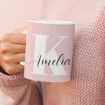 Personalisiertes Monogramm-Script rosa Kaffeetasse<br><div class="desc">Personalisierte rosa Tasse mit dem Monogramm-Initial in der modernen großen weißen Typografie und Ihrem Namen in einem stilvollen Kalligrafieschrift.</div>