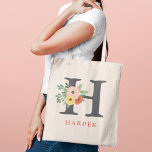 Personalisiertes Monogramm Tragetasche<br><div class="desc">Die elegante Tüte mit ihren farbenfrohen Blume, Blätter und Grüntönen in Rosa, Rosa, Gelb, Korallenrot und Grün verleiht dem Blumenstrauß ein elegantes Design. Personalisieren Sie den dunkelgrauen und orangefarbenen Text mit einem Vornamen und Initial. Schenken Sie Ihren Brautmädchen und anderen Mitgliedern Ihres Brautparty ein einmaliges Geschenk.</div>