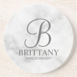 Personalisiertes Monogramm und Name Bridesmaid aus Getränkeuntersetzer<br><div class="desc">Moderne Personalisierte Bridesmaid-Geschenke mit personalisierten Monogrammen im eleganten Script-Schriftart-Stil mit Name und Titel der Brautjungfrau im klassischen Serif-Schriftart-Stil auf weißem Marmor-Hintergrund. Auch perfekt für Trauzeugin,  Mutter der Braut und mehr.</div>