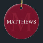 Personalisiertes Monogramm und Name Burgundy Red Keramik Ornament<br><div class="desc">Personalisiertes Monogramm und Namensgeschenk weist einen personalisierten Namen in Weiß und Monogramm in hellbordeauxrot als Hintergrund auf,  im klassischen Serif-Schriftart,  auf bordeauxrotem Hintergrund. Ideal für Ferien,  Wiedersehen und besondere Anlässe.</div>