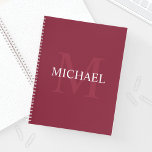 Personalisiertes Monogramm und Name Burgundy Red Notizbuch<br><div class="desc">Personalisiertes Monogramm und Namensgeschenk weist einen personalisierten Namen in Weiß und Monogramm in hellbordeauxrot als Hintergrund auf,  im klassischen Serif-Schriftart,  auf bordeauxrotem Hintergrund. Perfekt als Feriengeschenk,  Vatertagsgeschenk für Papa und Geschenk für alle besondere Anlässe.</div>