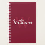 Personalisiertes Monogramm und Name Burgundy Red Planer<br><div class="desc">Personalisiertes Monogramm und Namensgeschenk enthält personalisierte Namen im Stil eines Schriftartes mit weißem Skript und Monogramm im hellbordeauxroten Serif-Schriftart-Stil als Hintergrund, auf bordeauxrotem Hintergrund. Perfekt als Geschenk für ihn, väterliches Geschenk und Geschenk für jeden besondere Anlass.</div>