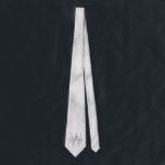 Personalisiertes Monogramm und Name für das weiße  Krawatte<br><div class="desc">Moderne Minimalistische Personalisierte Monogramm- und Namensgeschenke Dieses Design zeichnet sich durch einen personalisierten Namen im modernen, grau-modernen Stil der Handschrift Schriftart und Monogramm in hellgrau modernen Sans Serif Schriftart Stil als Hintergrund, auf weißem Marmor Hintergrund. Perfekt als Urlaubsgeschenke für ihn, väterliche Tagesgeschenke, danke Ihnen Geschenke für Trauzeugen und Geschenke für...</div>