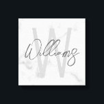 Personalisiertes Monogramm und Name für das weiße  Leinwanddruck<br><div class="desc">Moderne Minimalistische Personalisierte Monogramm- und Namensgeschenke Dieses Design zeichnet sich durch einen personalisierten Namen im modernen,  grau-modernen Stil der Handschrift Schriftart und Monogramm in hellgrau modernen Sans Serif Schriftart Stil als Hintergrund,  auf weißem Marmor Hintergrund.</div>