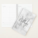 Personalisiertes Monogramm und Name für das weiße Planer<br><div class="desc">Moderne Minimalistische Personalisierte Monogramm- und Namensgeschenke Dieses Design zeichnet sich durch einen personalisierten Namen im modernen, grau-modernen Stil der Handschrift Schriftart und Monogramm in hellgrau modernen Sans Serif Schriftart Stil als Hintergrund, auf weißem Marmor Hintergrund.</div>