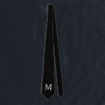 Personalisiertes Monogramm und Name Krawatte<br><div class="desc">Personalisierte Monogramm- und Namensgeschenke mit personalisierten Monogrammen und Namen im klassischen Serif-Schriftart-Stil.

Perfekt als väterliche Geschenke für Papa,  Geschenke für Großvater,  Ehemann,  Bräutigam,  Trauzeuge,  Trauzeuge und mehr.</div>
