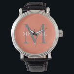 Personalisiertes Monogramm und Name Light Pink Armbanduhr<br><div class="desc">Personalisierte Elegante Monogramm- und Namensgeschenke mit personalisierten Monogramm im klassischen Serif-Schriftart-Stil mit Namensbox in der Mitte des Monogramms.</div>