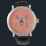 Personalisiertes Monogramm und Name Light Pink Armbanduhr<br><div class="desc">Personalisierte Elegante Monogramm- und Namensgeschenke mit personalisierten Monogramm im klassischen Serif-Schriftart-Stil mit Namensbox in der Mitte des Monogramms.</div>