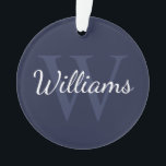 Personalisiertes Monogramm und Name Navy Blue Ornament<br><div class="desc">Personalisierte Monogram und Name Gift sind mit personalisierten Namen im Stil eines Schriftartes mit weißem Skript und Monogramm in hellblau serif Schriftart als Hintergrund auf marineblau Hintergrund ausgestattet. Ideal für Ferien, Wiedersehen und besondere Anlässe.</div>