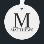 Personalisiertes Monogramm und Name Ornament<br><div class="desc">Personalisierte Monogram und Name Giftspenden verfügen über personalisierte Monogramme und Namen im schwarzen klassischen Serif-Schriftart auf weißem Hintergrund.

Ideal für Ferien,  Wiedersehen und besondere Anlässe.</div>