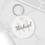 Personalisiertes Monogramm und Name Schlüsselanhänger<br><div class="desc">Personalisiertes Monogramm und Namensgeschenk enthält personalisierte Namen im Stil eines Schriftartes mit grauem Skript und Monogramm im hellgrauen Serif-Schriftart-Stil als Hintergrund,  auf weißem Hintergrund. Perfekt als Feriengeschenk,  Familienfavoriten,  Dankeschön für Trauzeugen und Geschenk für alle besondere Anlässe.</div>