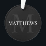 Personalisiertes Monogramm und Name Schwarz Ornament<br><div class="desc">Personalisierte Monogramm- und Namensgeschenke mit personalisierten Namen in Weiß und Monogramm in Grau als Hintergrund,  im klassischen Serif-Schriftart,  auf schwarzem Hintergrund. Ideal für Ferien,  Wiedersehen und besondere Anlässe.</div>