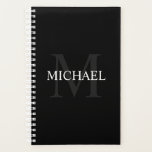 Personalisiertes Monogramm und Name Schwarz Planer<br><div class="desc">Personalisierte Monogram und Name Giftspenden zeigen personalisierte Namen in Weiß und Monogramm in Grau als Hintergrund,  im klassischen Serif Schriftart,  auf schwarzem Hintergrund.

Perfekt als Feriengeschenk,  Vatertagsgeschenk für Papa und Geschenk für alle besondere Anlässe.</div>