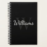 Personalisiertes Monogramm und Name Schwarz Planer<br><div class="desc">Personalisiertes Monogramm und Namensgeschenk enthält personalisierte Namen im Stil eines Schriftartes mit weißem Skript und Monogramm im Stil eines grauen Serif-Schriftartes als Hintergrund, auf schwarzem Hintergrund. Perfekt als Geschenk für ihn, väterliches Geschenk und Geschenk für jeden besondere Anlass.</div>