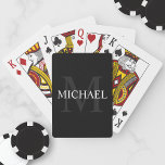 Personalisiertes Monogramm und Name Schwarz Spielkarten<br><div class="desc">Personalisierte Monogramm- und Namensgeschenke mit personalisierten Namen in Weiß und Monogramm in Grau als Hintergrund,  im klassischen Serif-Schriftart,  auf schwarzem Hintergrund. Perfekt als Feriengeschenk,  Familienfavoriten,  Dankeschön für Trauzeugen und Geschenk für alle besondere Anlässe.</div>