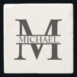 Personalisiertes Monogramm und Name Steinuntersetzer<br><div class="desc">Personalisierte Monogramm- und Namensgeschenke mit personalisierten Monogramm im klassischen Serif-Schriftart-Stil mit Namensbox in der Mitte des Monogramms. Perfekt als Wohngestaltungen,  Hauswärme Geschenke,  Feriengeschenke für Familien,  Neuvermählte und mehr.</div>