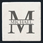 Personalisiertes Monogramm und Name Steinuntersetzer<br><div class="desc">Personalisierte Monogramm- und Namensgeschenke mit personalisierten Monogramm im klassischen Serif-Schriftart-Stil mit Namensbox in der Mitte des Monogramms. Perfekt als Wohngestaltungen,  Hauswärme Geschenke,  Feriengeschenke für Familien,  Neuvermählte und mehr.</div>