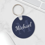 Personalisiertes Navy Blue Monogram und Name Schlüsselanhänger<br><div class="desc">Personalisierte Monogram und Name Gift sind mit personalisierten Namen im Stil eines Schriftartes mit weißem Skript und Monogramm in hellblau serif Schriftart als Hintergrund auf marineblau Hintergrund ausgestattet. Perfekt als Feriengeschenk,  Familienfavoriten,  Dankeschön für Trauzeugen und Geschenk für alle besondere Anlässe.</div>