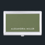 Personalisiertes Olive Green Minimalistisch Visitenkarten Dose<br><div class="desc">Behalt deine Visitenkarten,  organisiert und stilvoll mit diesem personalisierten olivgrün minimalistischen Visitenkartengehäuse. Das Gehäuse hat einen Namen in modernen weißen Sans Serif Schriftart auf einem schönen olivengrünen Hintergrund. Ideal für Profis,  die gewollt haben,  einen großen ersten Eindruck zu machen.</div>