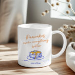 Personalisiertes Pancake Liebhaber des Mug Spaß Fr Kaffeetasse<br><div class="desc">Beginnen Sie Ihren Tag mit einem Lächeln in dieser personalisierten Tasse zum Thema Pfannkuchen, die sich perfekt für Frühstücksfreunde und Brunch-Liebhaber eignet. Mit einem hübschen, von Hand gezeichnet Pfannkuchenstapel, der mit Sirup tropft und mit warmen orangen und lebhaften blauen Tönen gepaart ist dieses Design sowohl spielerisch als auch stilvoll. Ideal...</div>