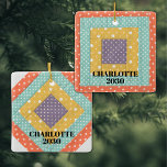 Personalisiertes Patchwork Keramikornament<br><div class="desc">Dieses bezaubernde Dekor ist mit einem Fliesendesign dekoriert. Einfach mit Ihrem Namen und Jahr anpassbar. Ersetzen Sie das Patchwork-Bild durch eines Ihrer eigenen. Perfekt für Ihre Quilting Pals!</div>