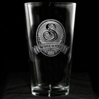 Personalisiertes Pint-Glas mit klassischem Skript