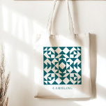 Personalisiertes Quilt-Blockgeschenk für ein Aquam Tragetasche<br><div class="desc">Tragen Sie mit diesem personalisierten Steppblock aquamarine Totttasche Ihr handgefertigtes Wesentliches im Stil. Diese Tasche ist ideal für Quilter und bietet ein charmantes Quilt-Blockmuster in lebendigem aquamarinem Ambiente. Sie kann mit Ihrem Namen oder einer speziellen Nachricht angepasst werden. Diese Tasche ist sowohl praktisch als auch stilvoll und eignet sich ideal...</div>