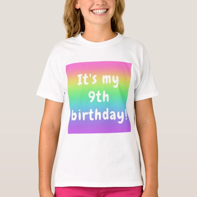 Personalisiertes Rainbow-Birthday-Girl T-Shirt (Vorderseite)