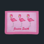 Personalisiertes Rosa Flamingo Tropisches Vogelpar Tri-fold Portemonnaie<br><div class="desc">Enthält eine originelle Marker-Abbildung eines tropisch rosa Flamingo! Ideal für alle,  die von einem Inselurlaub träumen. Personalisieren Sie sich einfach mit Ihren Informationen. Sehen Sie nicht,  wonach Sie suchen? Brauchen Sie Hilfe bei der Anpassung? Kontaktieren Sie Rebecca um etwas für Sie zu haben!</div>