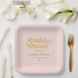 Personalisiertes Rosa-Gold-Hochzeitsfest-Brautpart Pappteller<br><div class="desc">Elegante,  kundenspezifische Hochzeitspapier-Party-Teller verfügen über ein modernes Kalligraphie-Skript "Brautparty"-Design mit niedlichem Herzakzent. Personalisieren Sie mit dem Namen der Braut und dem Namen der zukünftigen Frau,  die die Veranstaltung ehrt. Sauberes und einfaches Design. Beachten Sie,  dass das Farbschema Gold und hellpastellrosa modifiziert werden kann.</div>