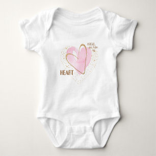 Personalisiertes rosa Herz Baby Strampler