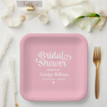 Personalisiertes Rosa Hochzeitssemble Brautparty Pappteller<br><div class="desc">Elegante,  kundenspezifische Hochzeitspapier-Party-Teller verfügen über ein modernes Kalligraphie-Skript "Brautparty"-Design mit niedlichem Herzakzent. Personalisieren Sie mit dem Namen der Braut und dem Namen der zukünftigen Frau,  die die Veranstaltung ehrt. Sauberes und einfaches Design. Beachten Sie,  dass das Farbschema Rosa und Weiß geändert werden kann.</div>