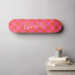 Personalisiertes rosa und orangefarbenes Prüfmuste Skateboard<br><div class="desc">Checked Patterns auf der Tafel in Rosa und Orange Skateboard</div>