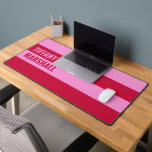 Personalisiertes rosa und rotes Streifen-Muster Schreibtischunterlage<br><div class="desc">Fügen Sie Ihrem Arbeitsbereich eine kühne und stilvolle Touch mit der Personalisierten Schreibtischmatte Rosa und Rote Streifen hinzu. Mit einem lebendigen gestreiften Design bietet diese Matte eine glatte Oberfläche für Tastatur und Maus und verbessert gleichzeitig die Einrichtung Ihres Schreibtisches. Passen Sie es mit einem Namen für eine einzigartige und persönliche...</div>