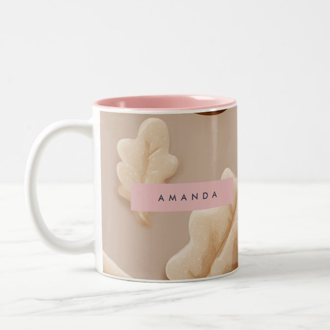 Personalisiertes rustikales Acorn- und Oakenleaf-M Zweifarbige Tasse (Links)