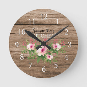 Personalisiertes rustikales Holz und rosa Blumenk Runde Wanduhr