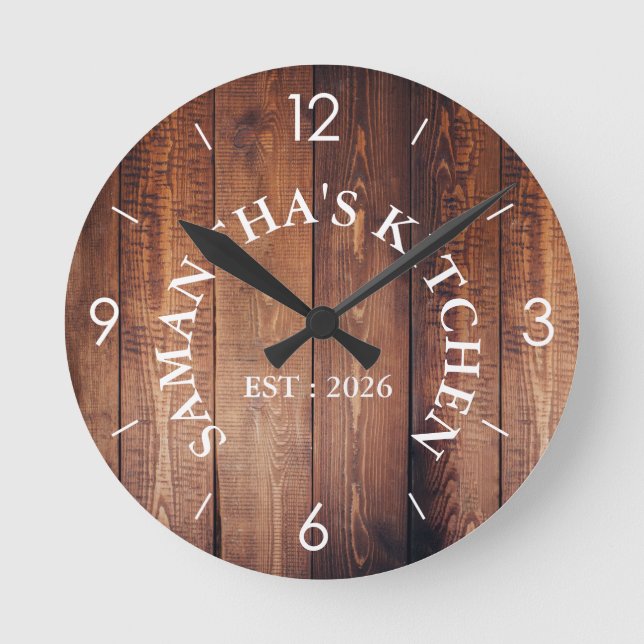 Personalisiertes Rustikales Holzhaus Küche Runde Runde Wanduhr (Vorderseite)