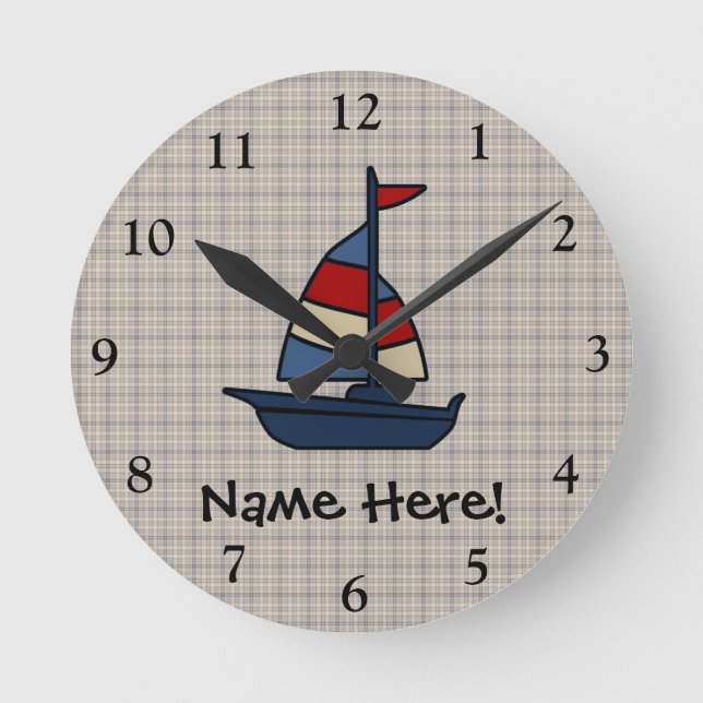 Personalisiertes Sailboat Blue/Tan Boy's Runde Wanduhr (Vorderseite)