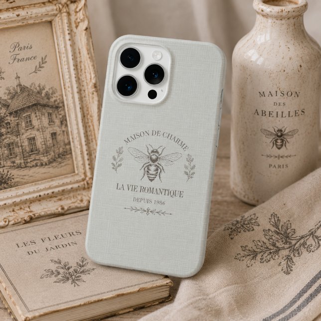 Personalisiertes Salbeigrün im französischen Landh iPhone 15 Pro Hülle (Von Creator hochgeladen)