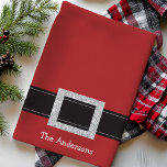 Personalisiertes Santa Belt Ferienhaus Küchentuch<br><div class="desc">Personalisiertes Santa Belt Ferienhaus Küchentuch. Niedliches festlich rotes Weihnachtsküchenhandtuch mit einem silbernen Santa Claus-Schnabel. Personalisieren Sie dieses Design mit Ihrem eigenen Familiennamen oder benutzerdefinierten Text.</div>