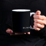 Personalisiertes Schwarz-Name-Monogramm | elegant Kaffeetasse<br><div class="desc">Beginnen Sie Ihren Tag mit einer raffinierten und personalisierten Kaffeemaschine mit dieser eleganten Tasse. Die zeitlose Schwarz-Tasse mit individualisierbarem Monogramm und Namen ist ideal für Kaffeeliebhaber, die modernen Stil schätzen. Ideal zum Trinken von Kaffee, Tee oder heißer Schokolade, ist es aus hochwertigen Materialien hergestellt und sowohl Mikrowelle als auch Geschirrspüler...</div>