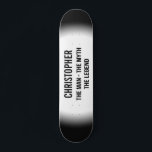 Personalisiertes Schwarz-weißes Urban Monogramm Skateboard<br><div class="desc">Lass jedem,  wer der Mann der Straße,  der Mensch oder das Büro ist mit diesem epischen Stadtdeck. Personalisiert mit Namen und typografischem Stil Zitat "Der Mann - Der Mythos - Die Legende. Die urbane Straßenkunst in den klassischen Farben Schwarz und Weiß.</div>