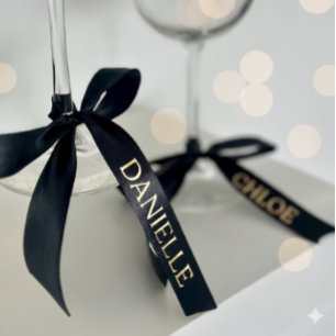 Personalisiertes schwarzes Band mit goldenem Namen Satinband
